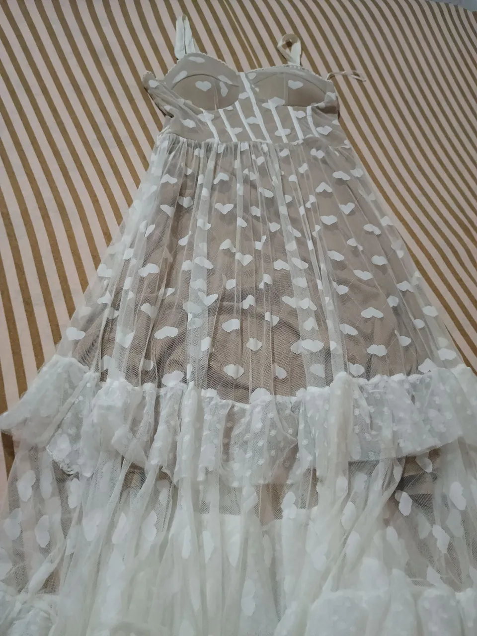 Vestido rendado branco com corações