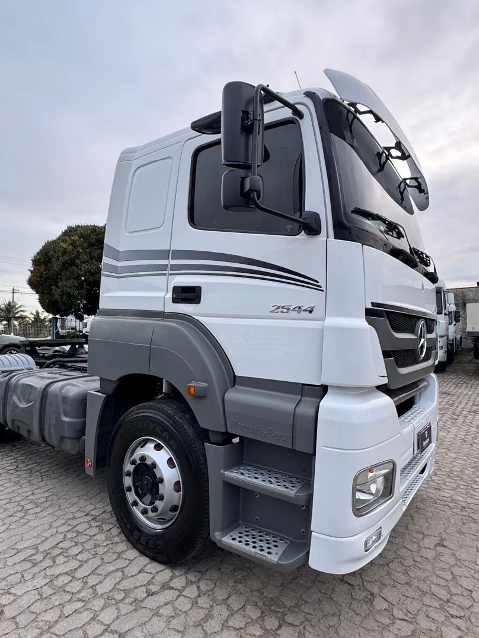 Mercedes Benz Axor 2544 - 6x2 - Foto 2