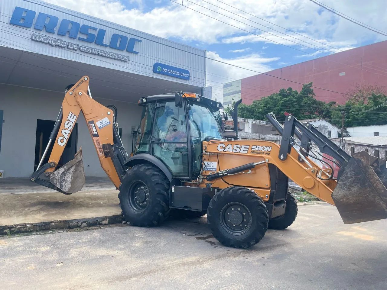 Locação de retroescavadeira case