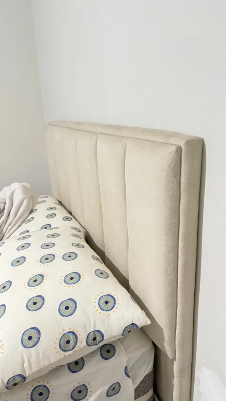 Cabeceira de cama estofada bege