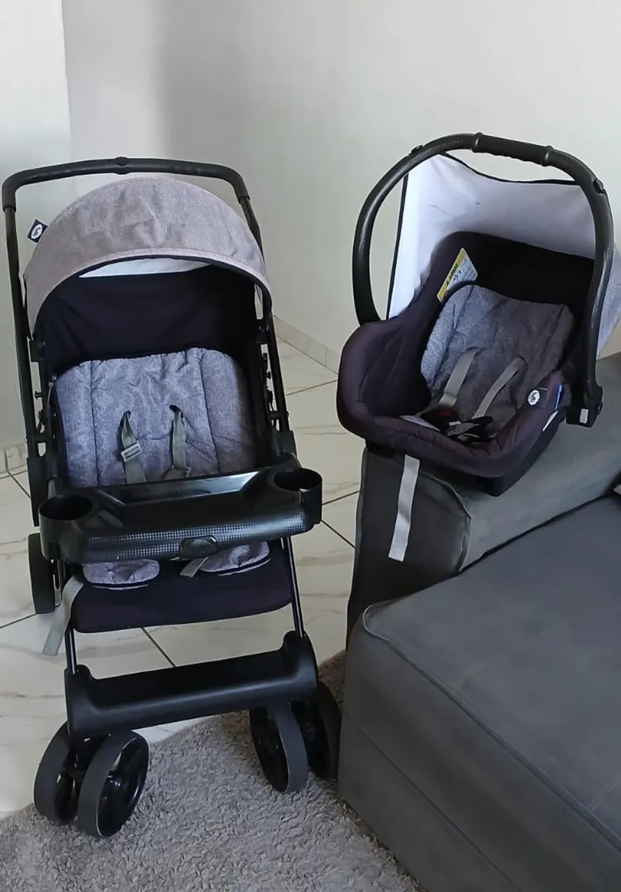 Carrinho de bebê e bebê conforto