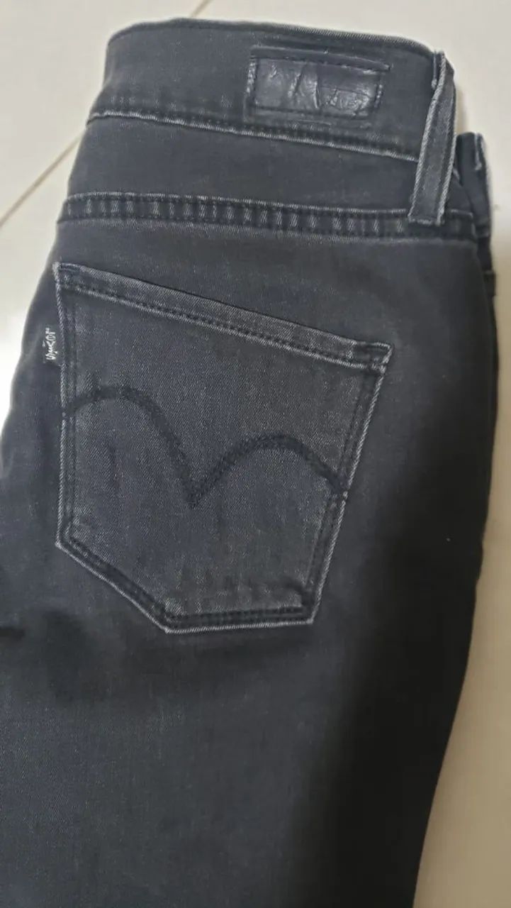 Calça jeans preta feminina Levis  - Foto 5