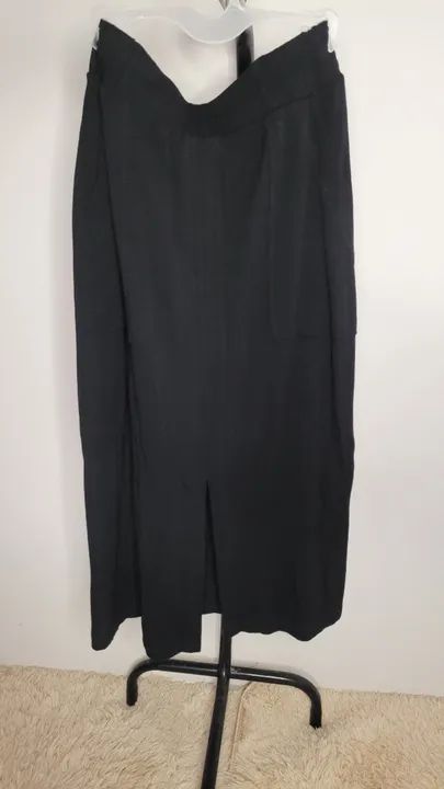 Saia preta midi com bolsos - Tamanho P - Foto 2