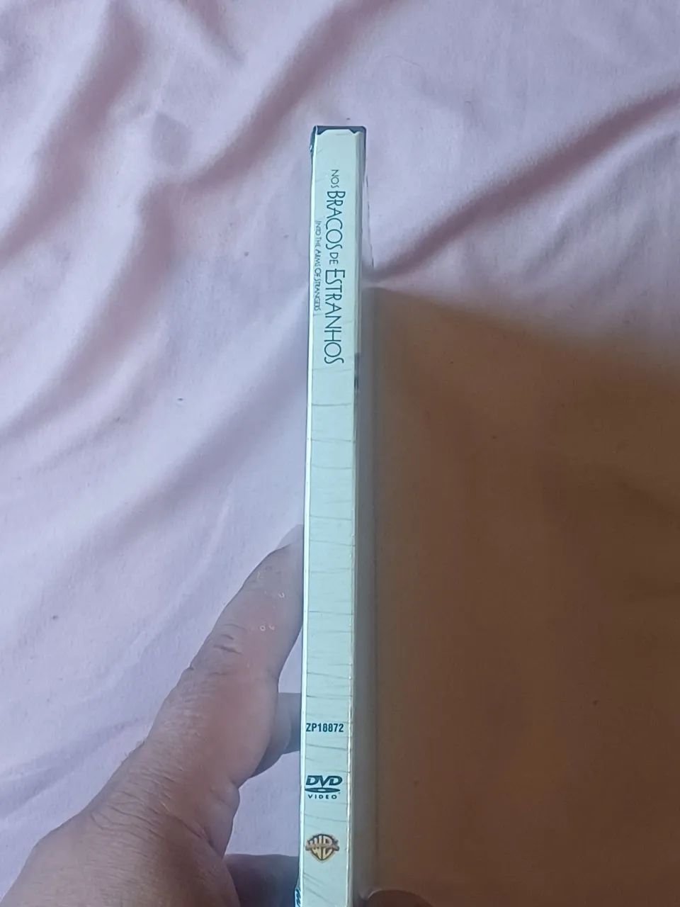 DVD Nos braços de estranhos (lacrado) - Foto 3