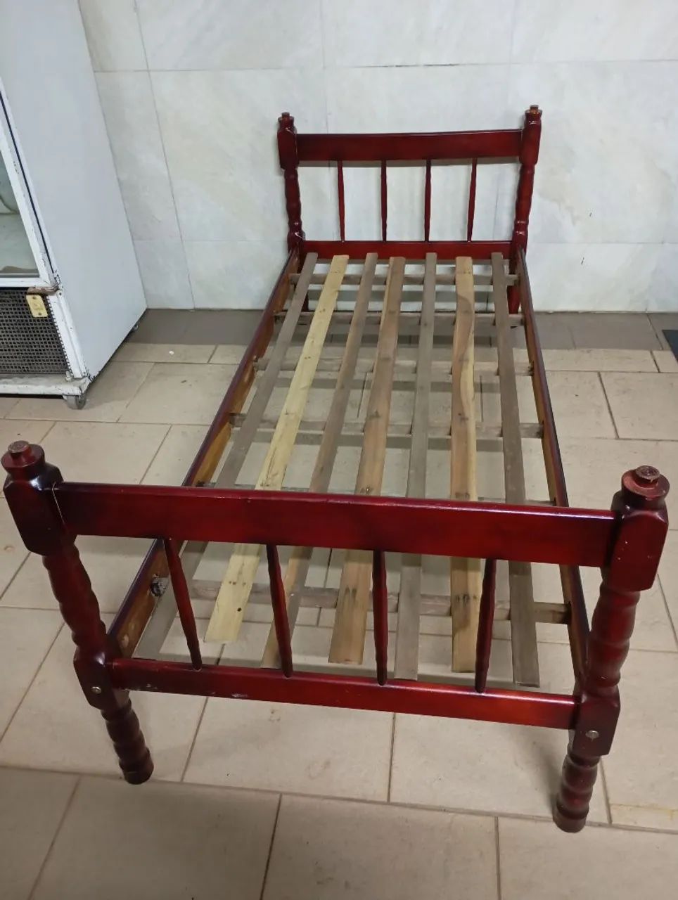 Cama de madeira maciça solteiro 