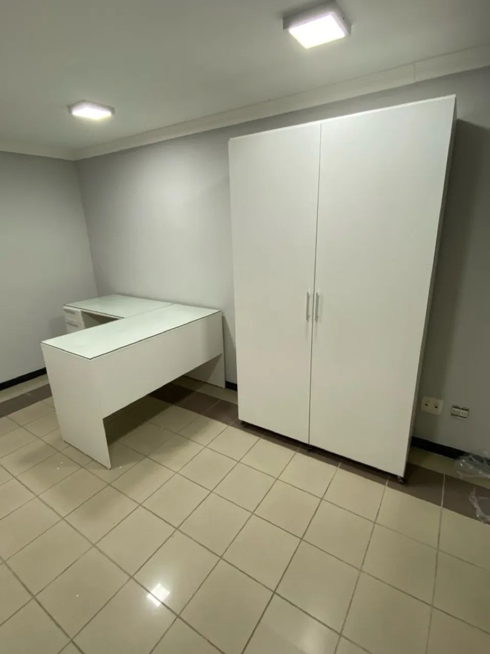 Mesa em ele com tampo de vidro temperado e armário para escritório
