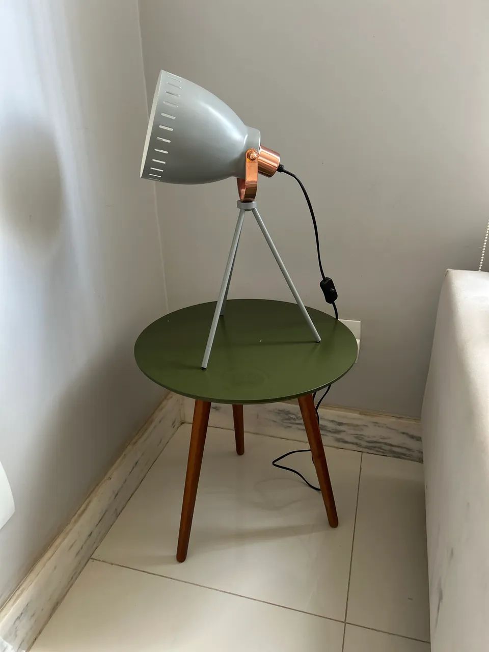 Luminária de Mesa Tripé Cinza e Cobre - 52 cm de altura e 20 cm de largura. 127v - Foto 3