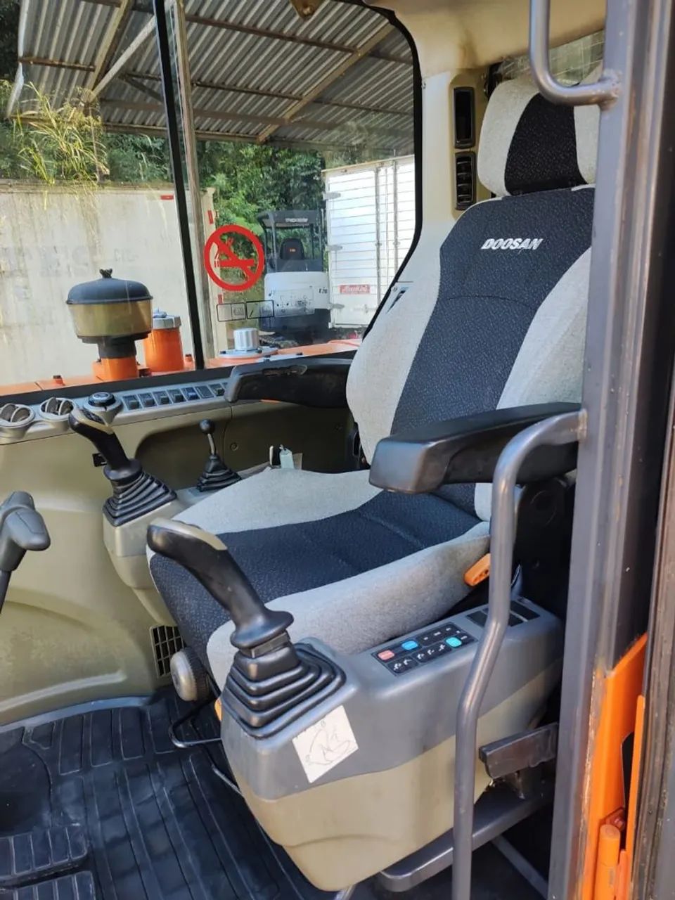 Mini Escavadeira Doosan ano 2018 DX60R - Foto 6