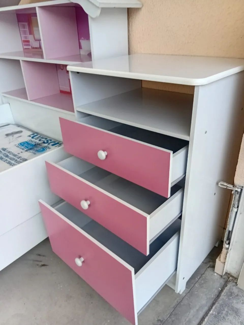 "Cômoda Magia: Charme e Durabilidade em 3 Gavetas Branco e Rosa - 100% MDF" - Foto 3