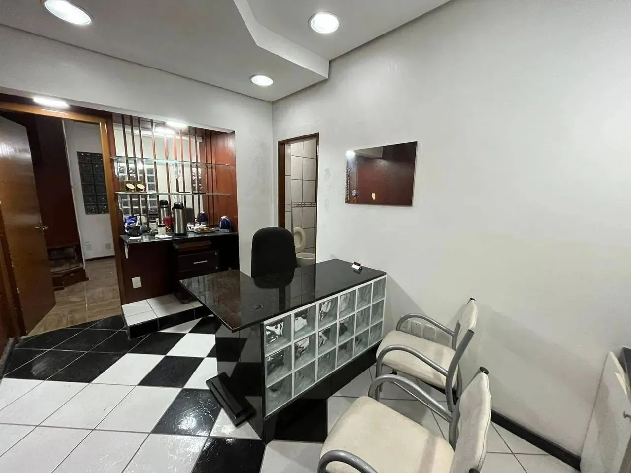 Sobrado no Centro de Pelotas com 177,71m², 4 dormitórios (1 suíte), lareira, churrasqueira