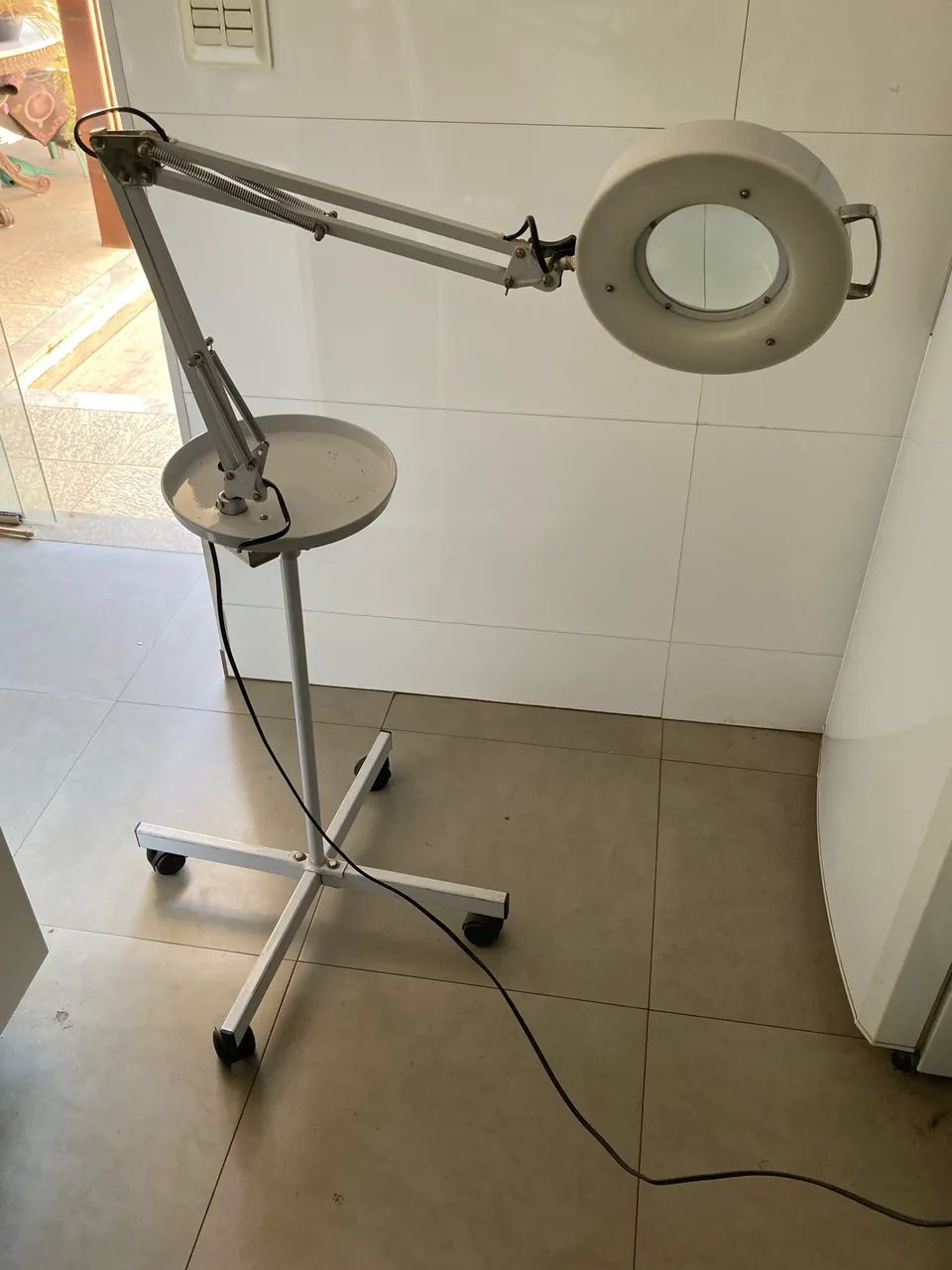 Lupa de tripé com iluminação  - Foto 5