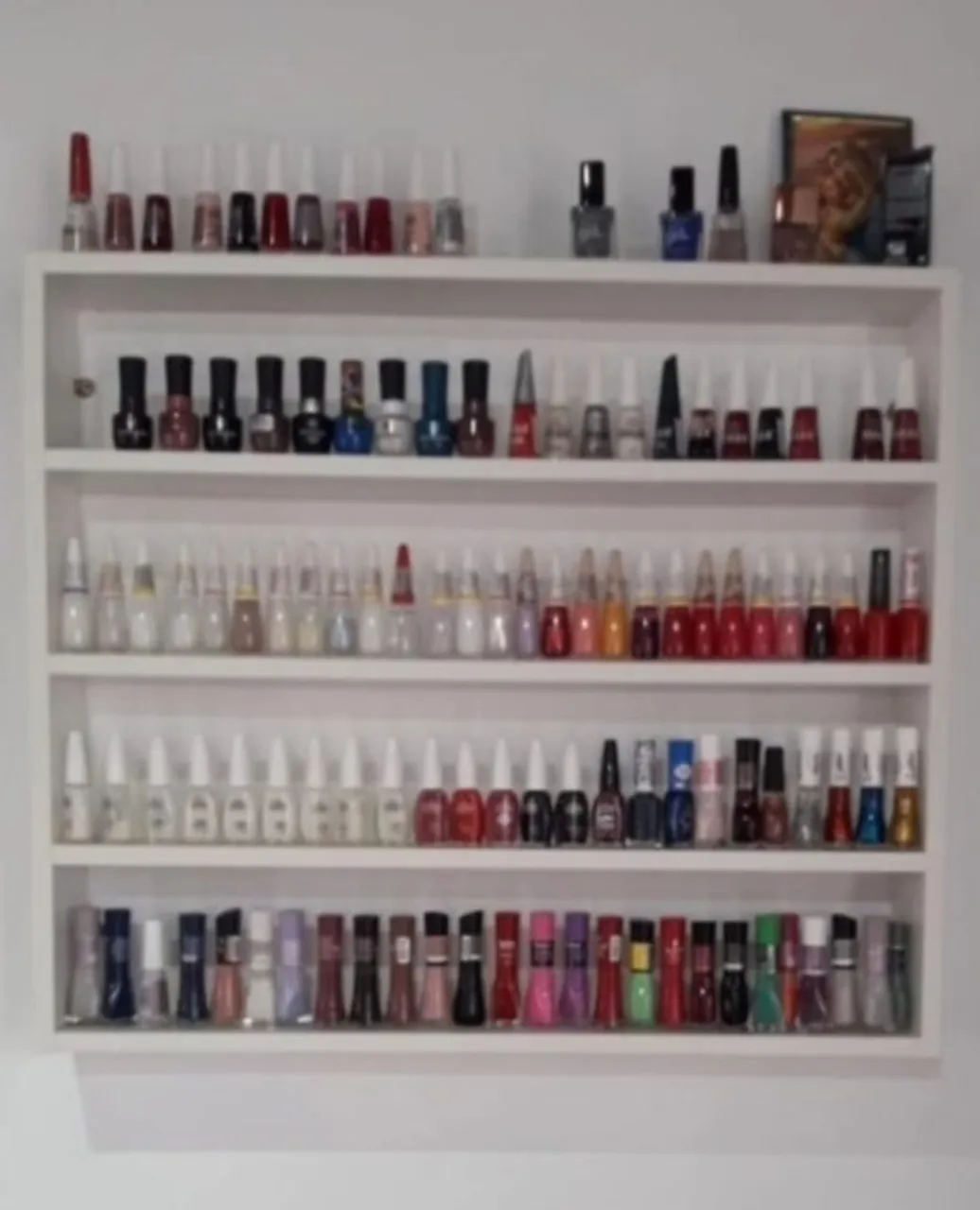 Prateleira de parede nova para esmaltes ou pequenos itens - R$100 (retirada)