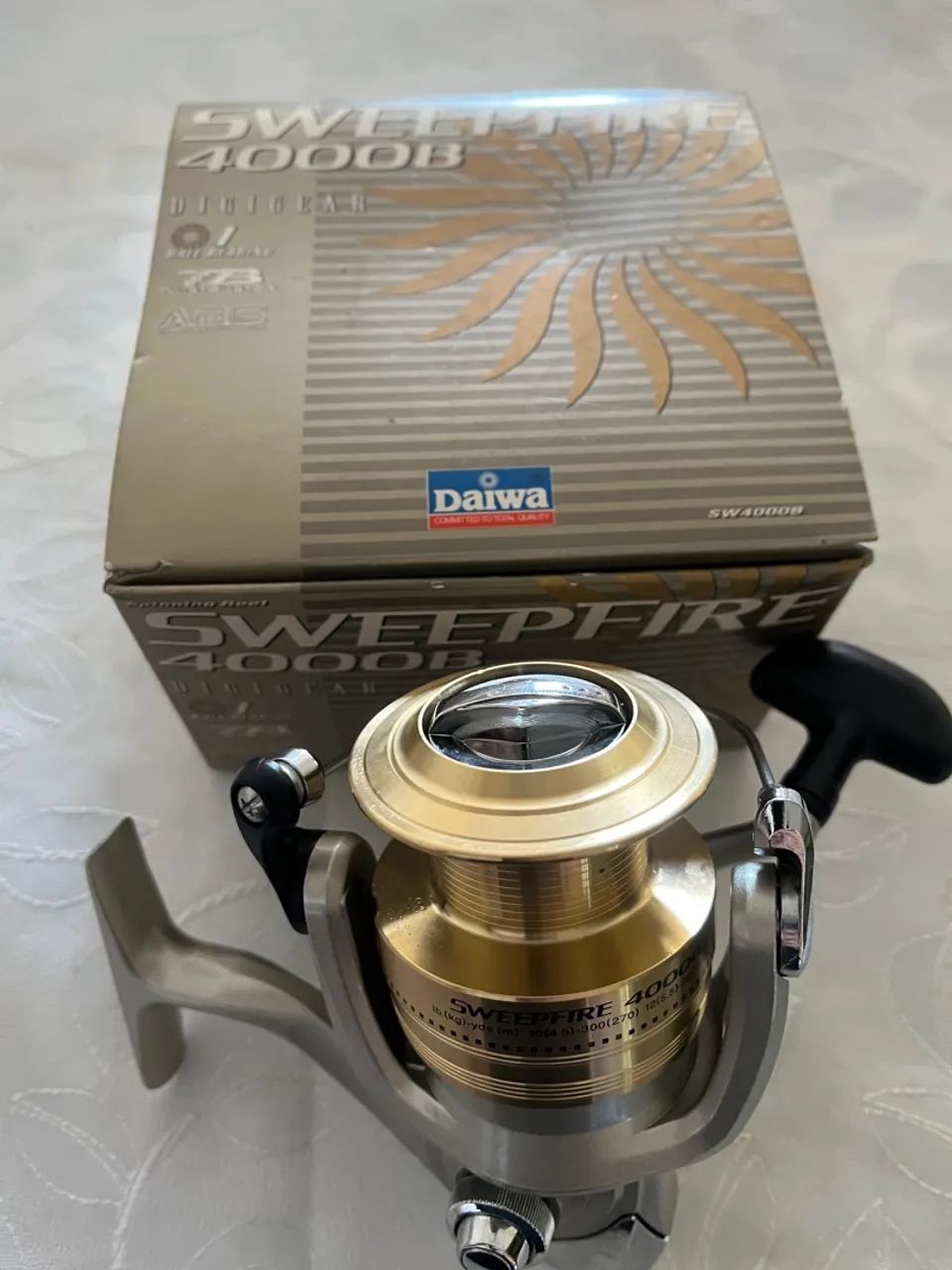 Molinete Daiwa Sweepfire 4000 B - Foto 3