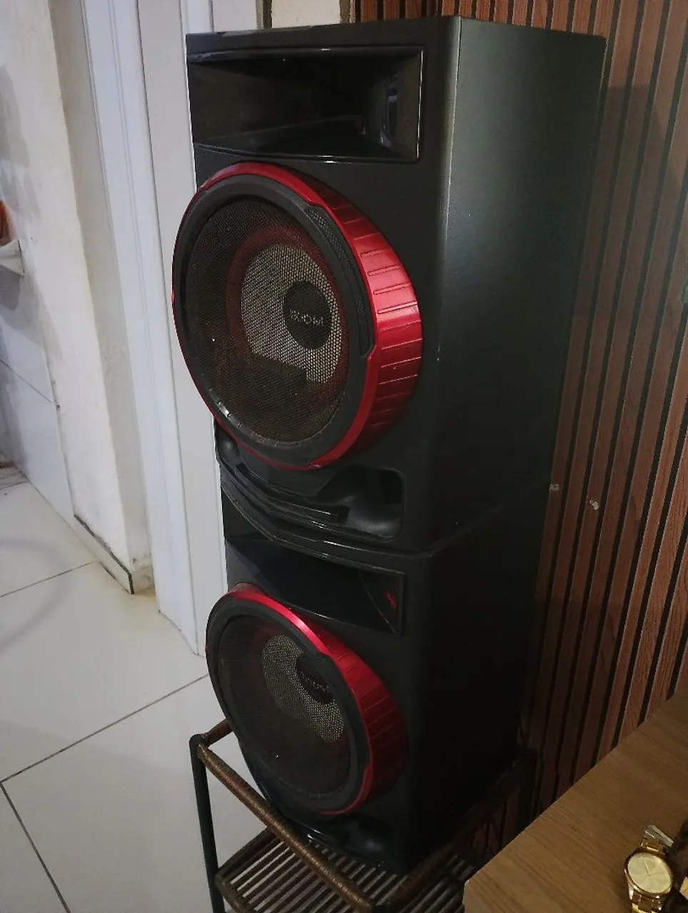 Caixa de Som LG com Design Moderno