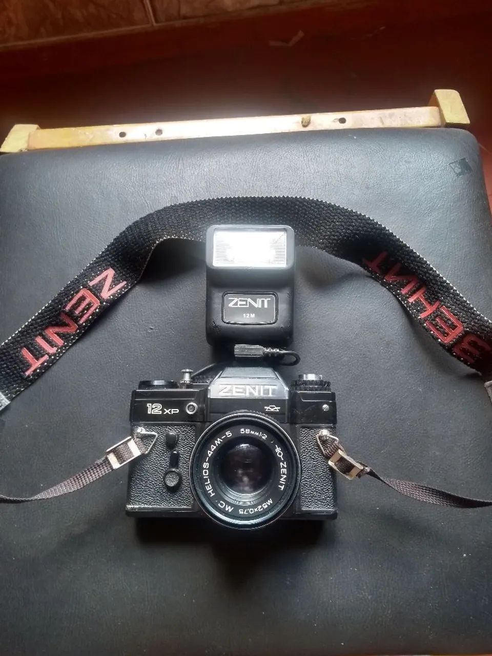 Camera analógica Zenit 12 XP acompanha filme fuji toda original