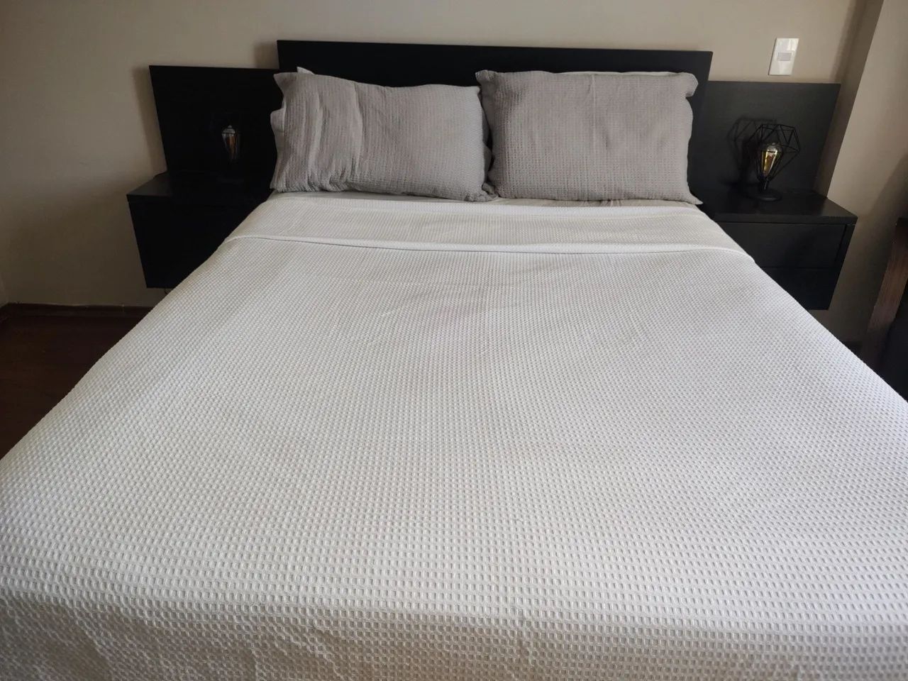 Cabeceira de cama preta com mesas de apoio embutidas - Foto 3