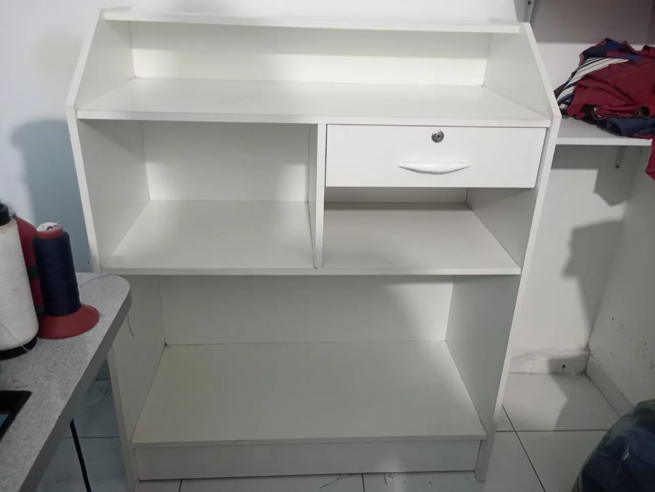 Balcão Expositor Branco com Gaveta e Prateleiras