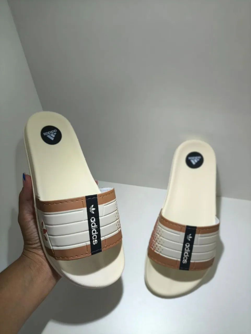 Chinelo Adidas Adilette - Bege com detalhes
