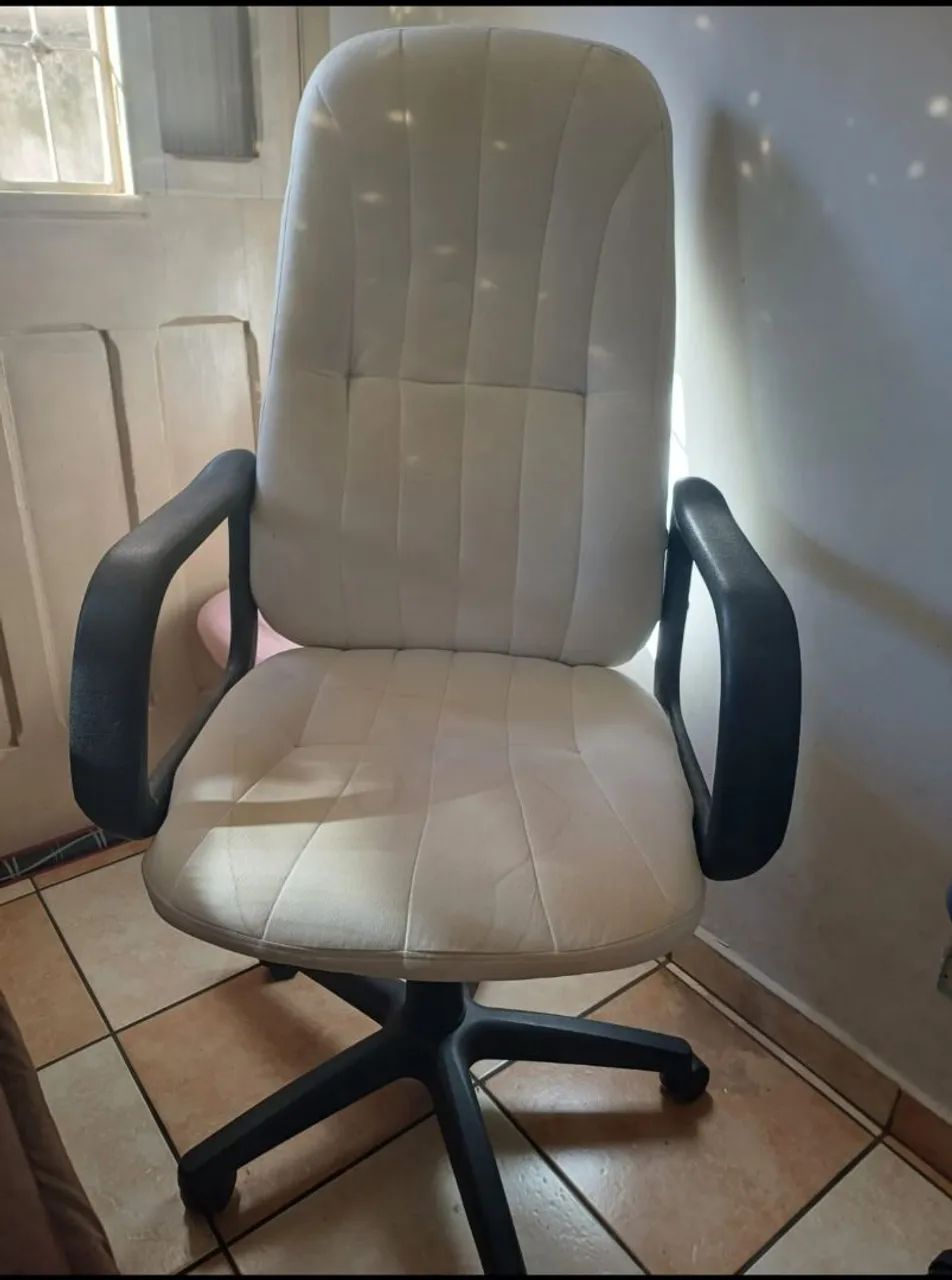 Cadeira de Escritório Giratória com Rodas