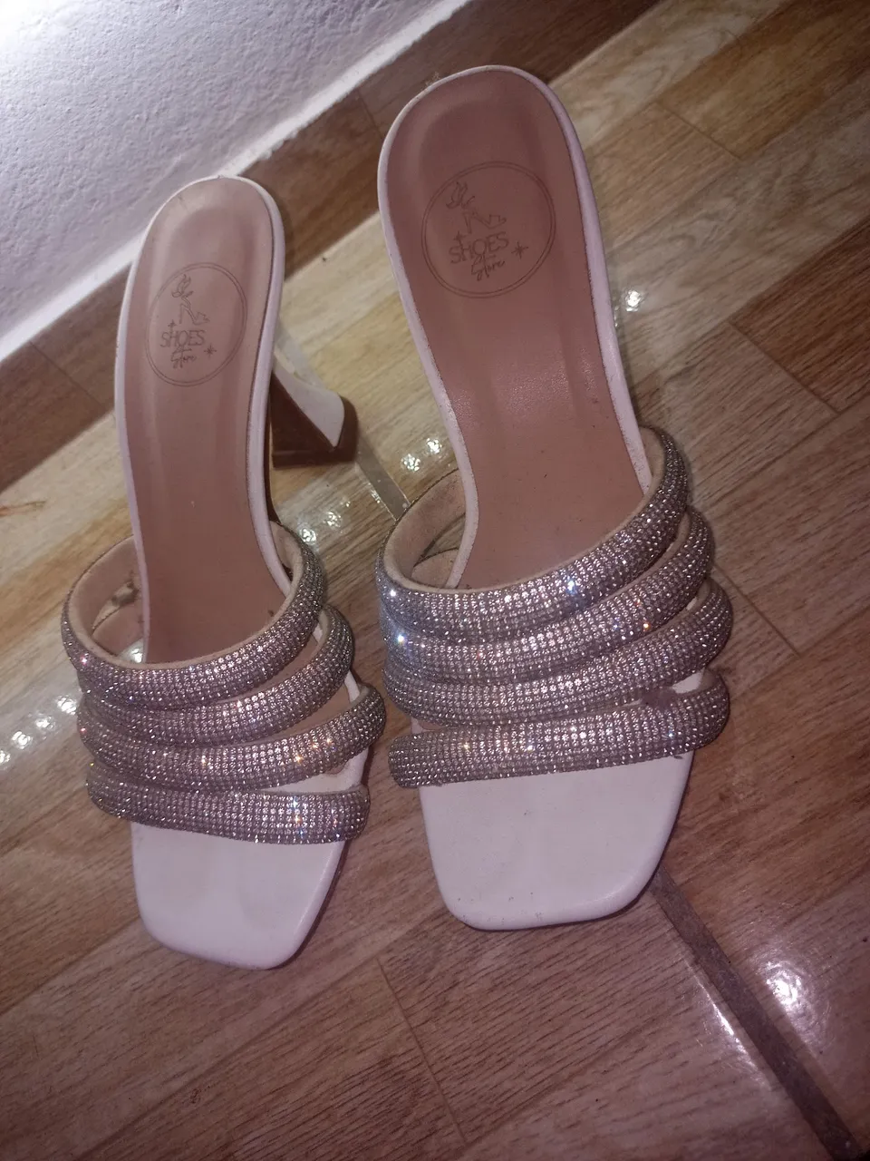Sandálias brancas com strass