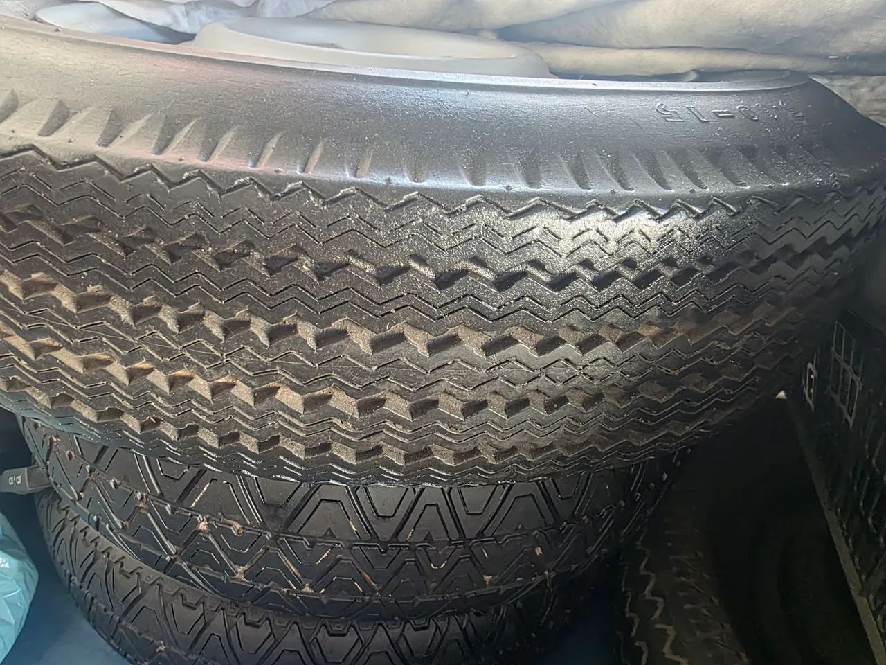 Rodas aro 15 de ferro com pneus bons - Foto 2