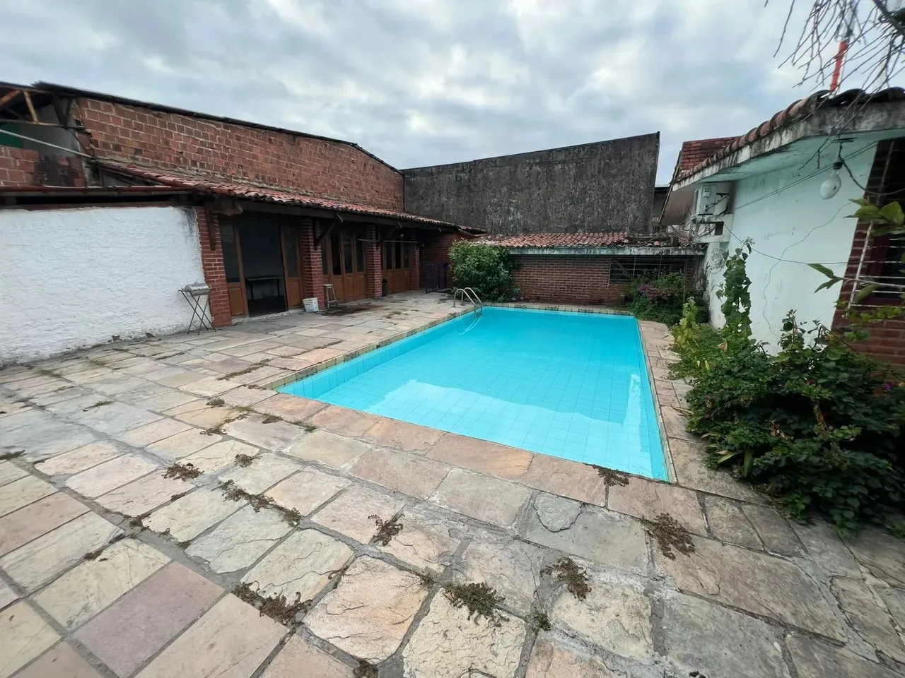 Imóvel para aluguel possui 750 metros quadrados com 3 quartos