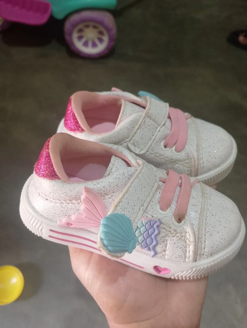 Tênis Infantil Glitter com Detalhes de Sereia