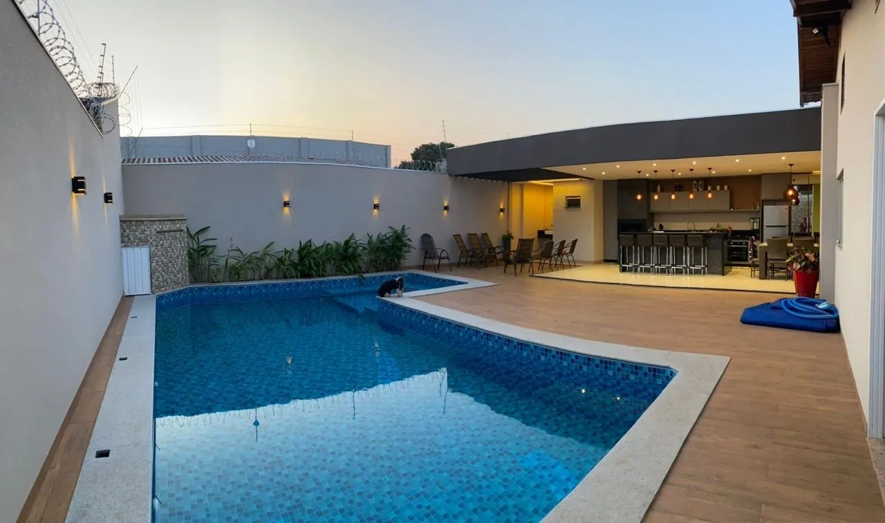 Linda casa Espaço Gourmet e piscina aquecida.