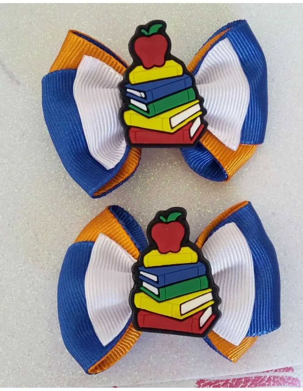 Laços escolares com aplique de livros e maçã - Foto 2