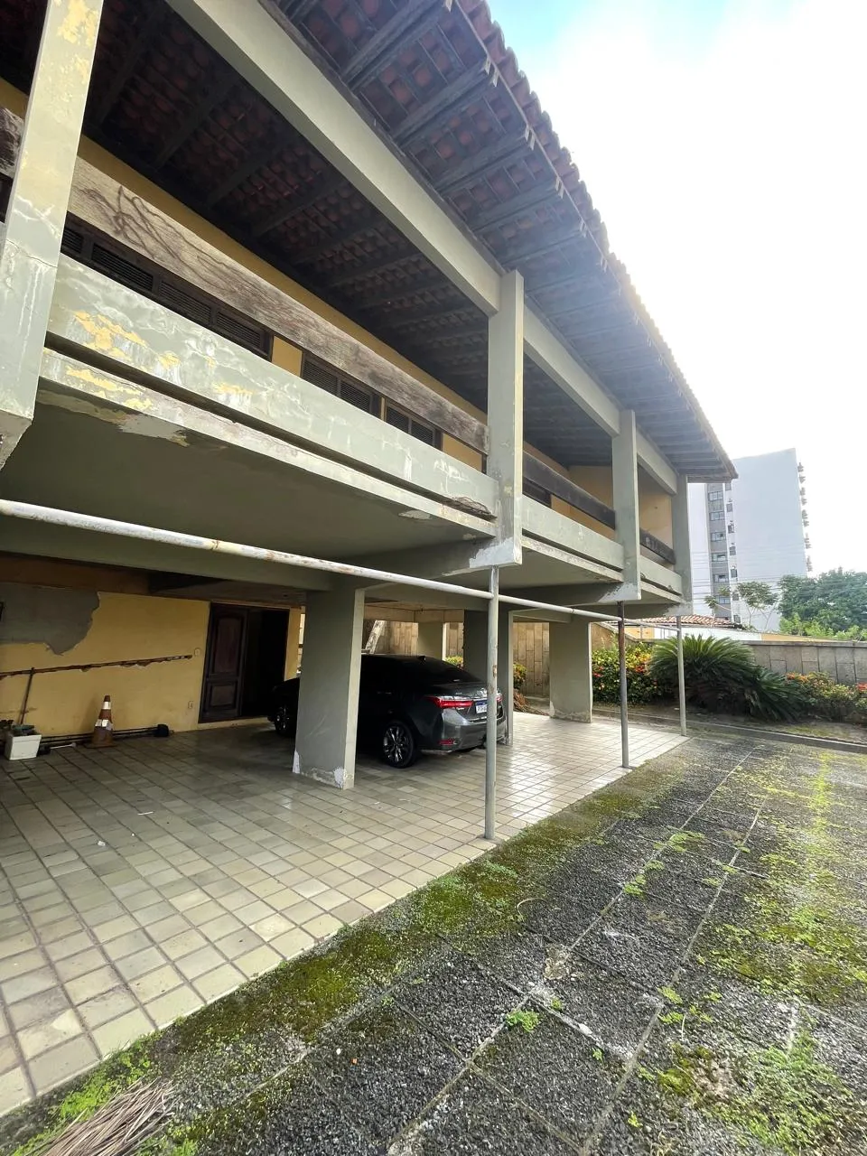 Sobrado para aluguel possui 1000 metros quadrados com 5 quartos em Renascença - São Luís -