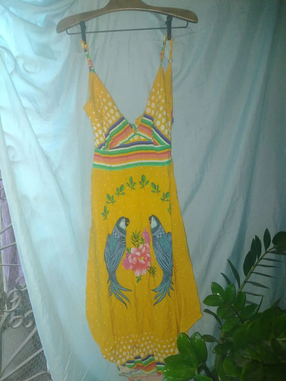 Vestido amarelo com estampa de araras