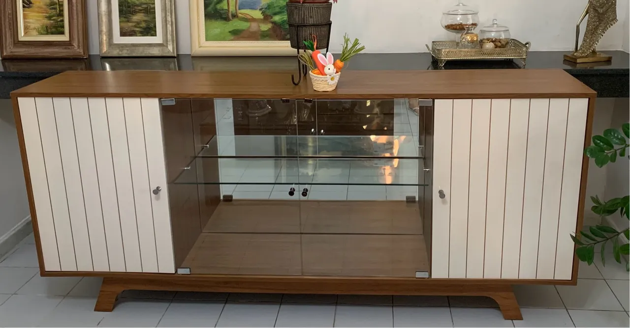 Cristaleira de madeira com detalhes ripados em branco