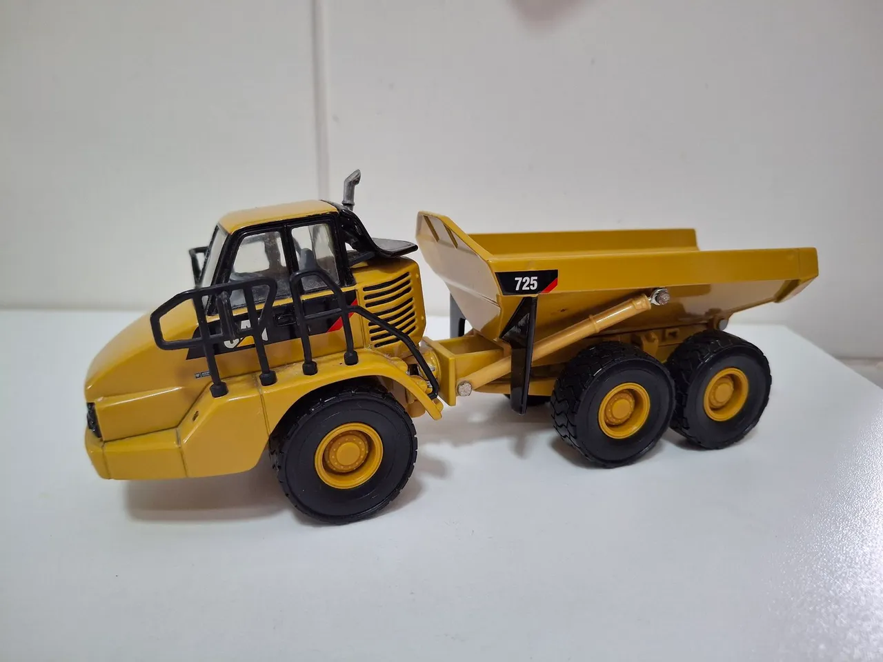 Miniatura Caterpillar 725
