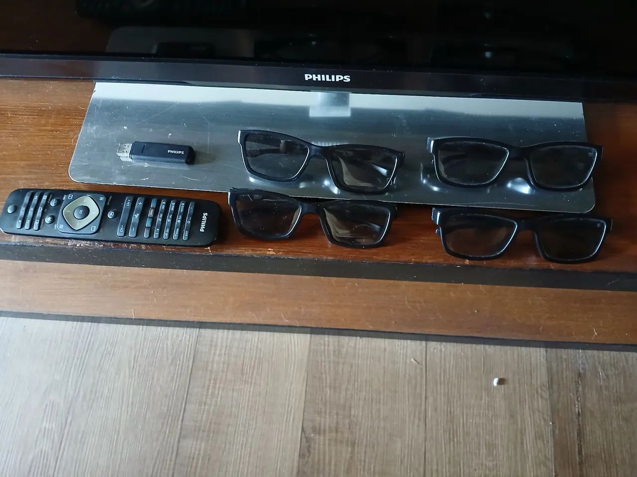 TV Philips 4K 42 polegadas com 4 óculos - Foto 2