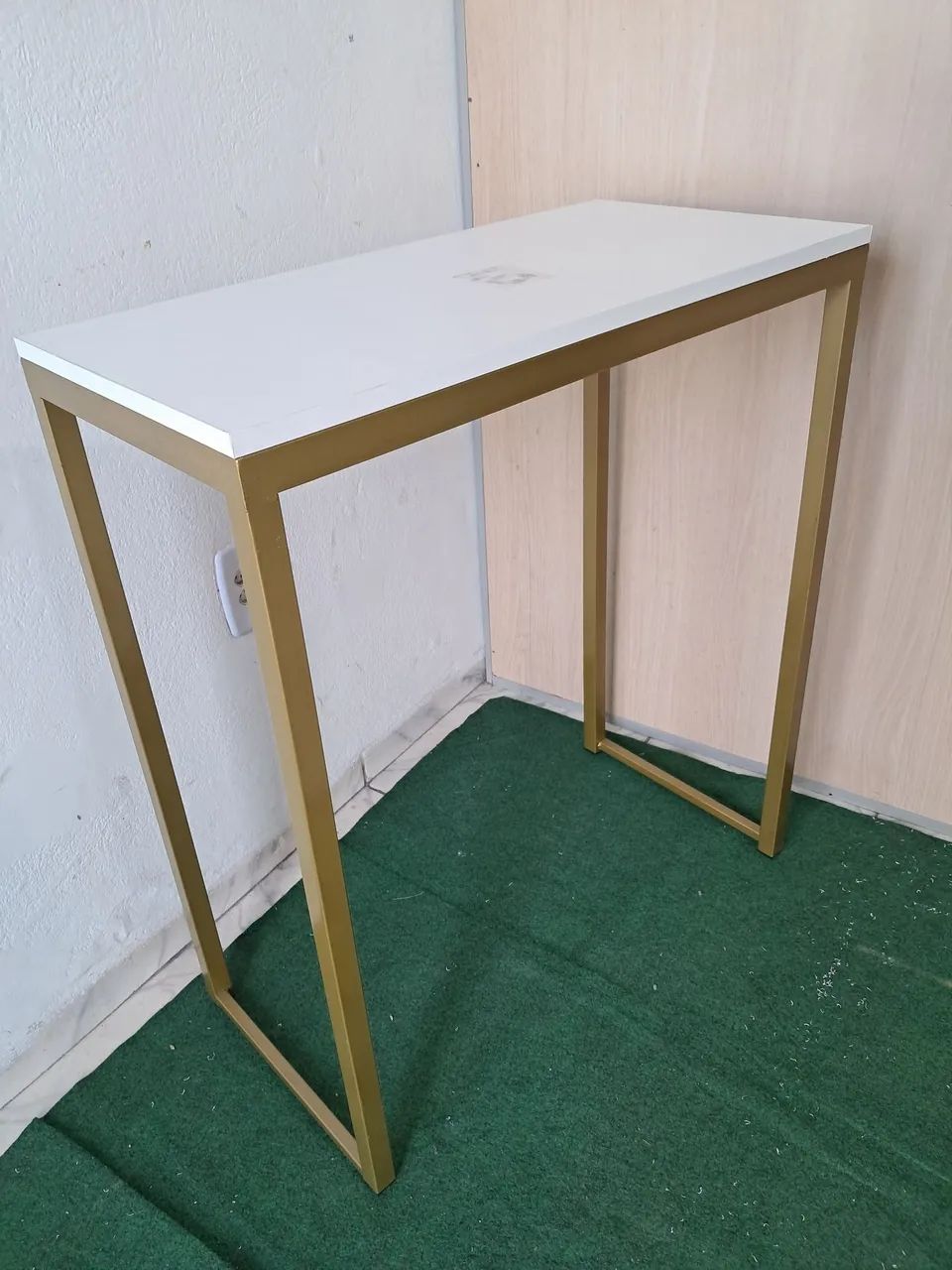 Mesa com estrutura dourada e tampo branco - Foto 2