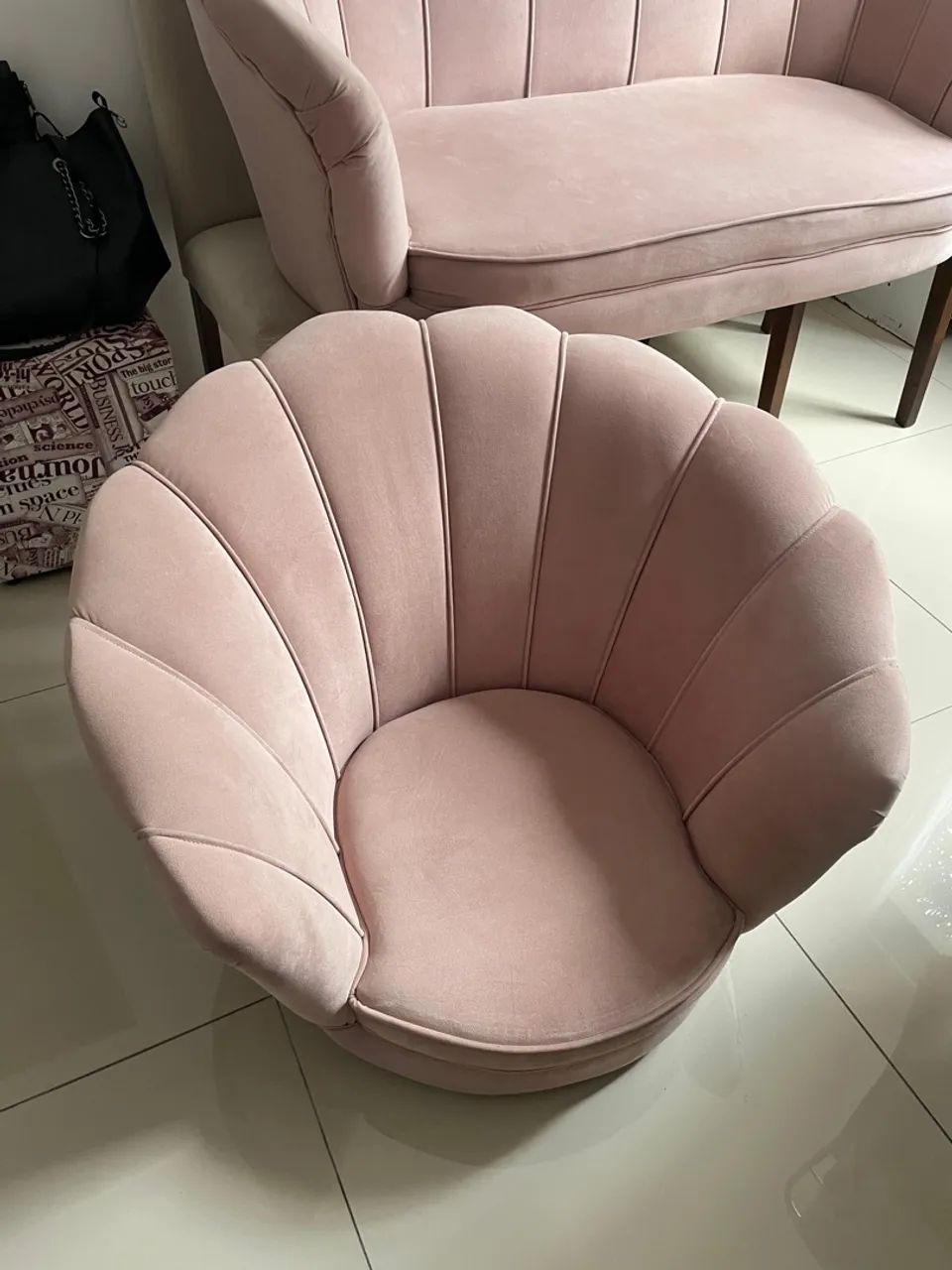 Poltrona Rosa em Estilo Shell