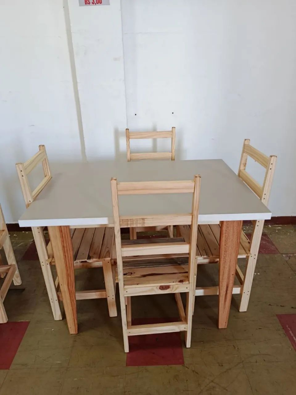 Conjunto de mesa de jantar com 4 cadeiras de madeira