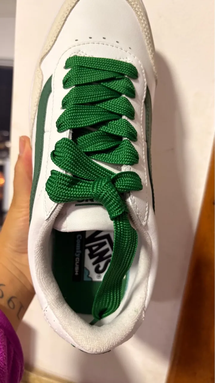 Tênis Vans Branco e Verde com Cadarço Vibrante