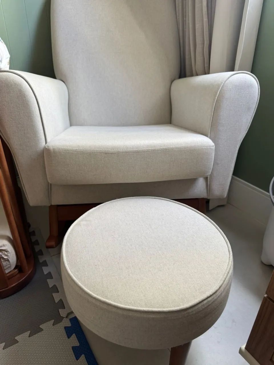 Poltrona para Amamentação Cacau e puf redondo para os pés.  - Foto 4