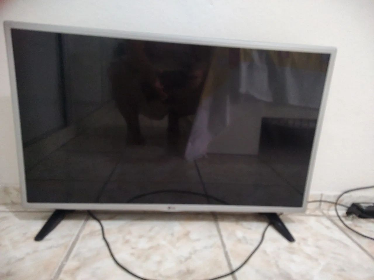 Smart TV 32" LG 32LJ600B com controle e base, funcionando,