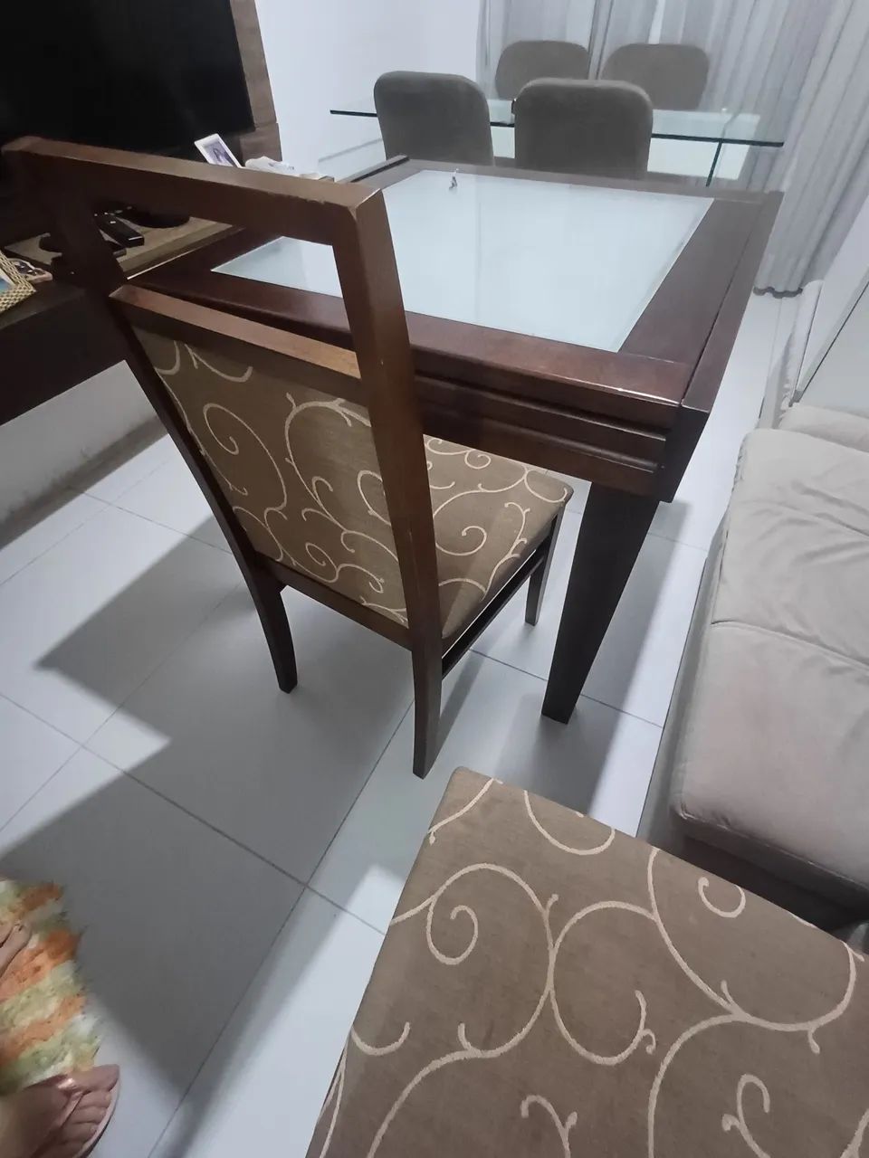Mesa  4 lugares extensível pra 6 cadeiras, em madeira sem detalhes - Foto 5