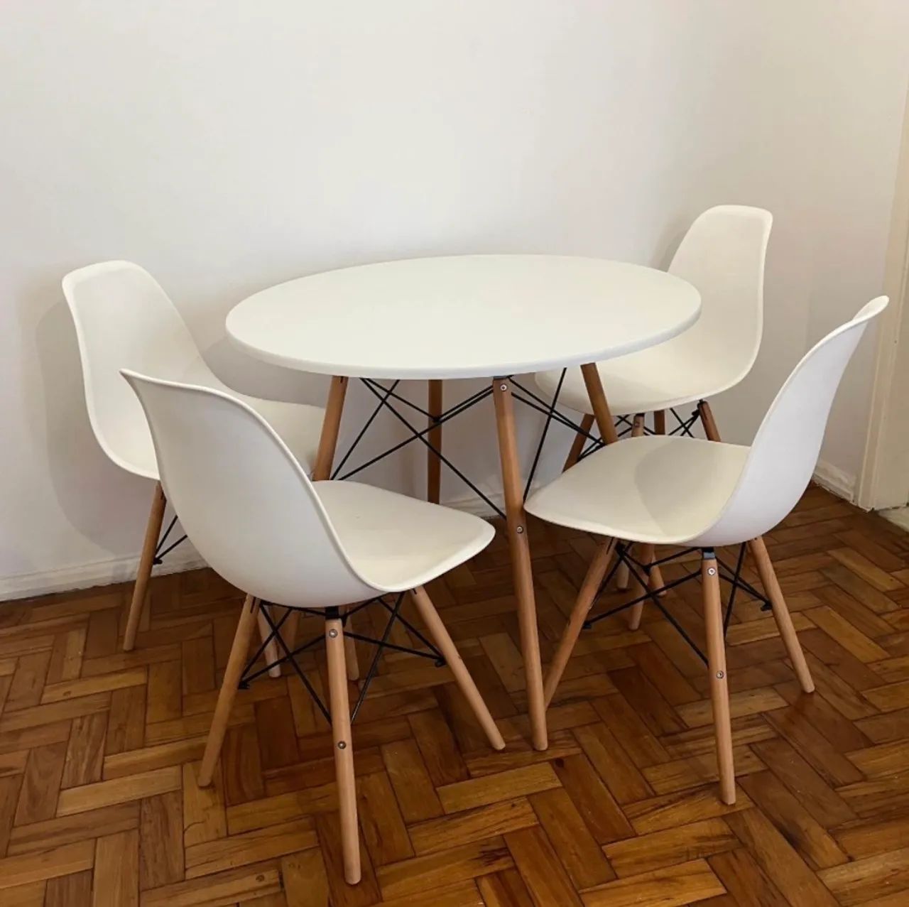Mesa de jantar redonda Eiffel com 4 cadeiras  - Foto 4