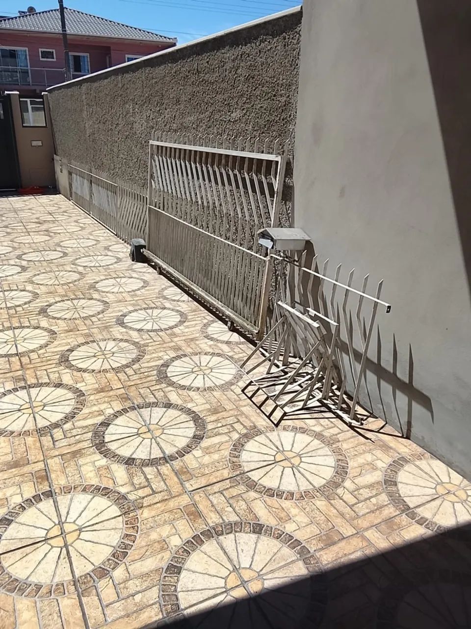 Portão de ferro + 4 grades 