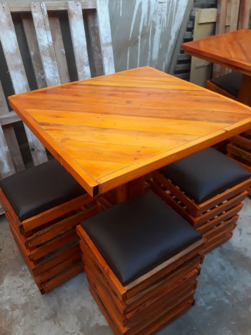 Mesa com 4 Banquinhos 