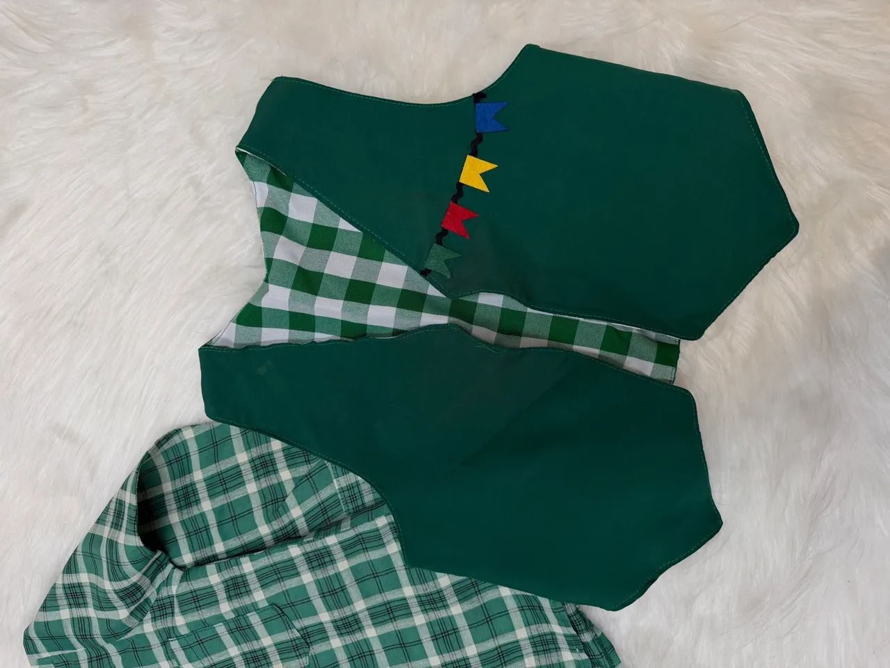 Camisa xadrez e colete 
