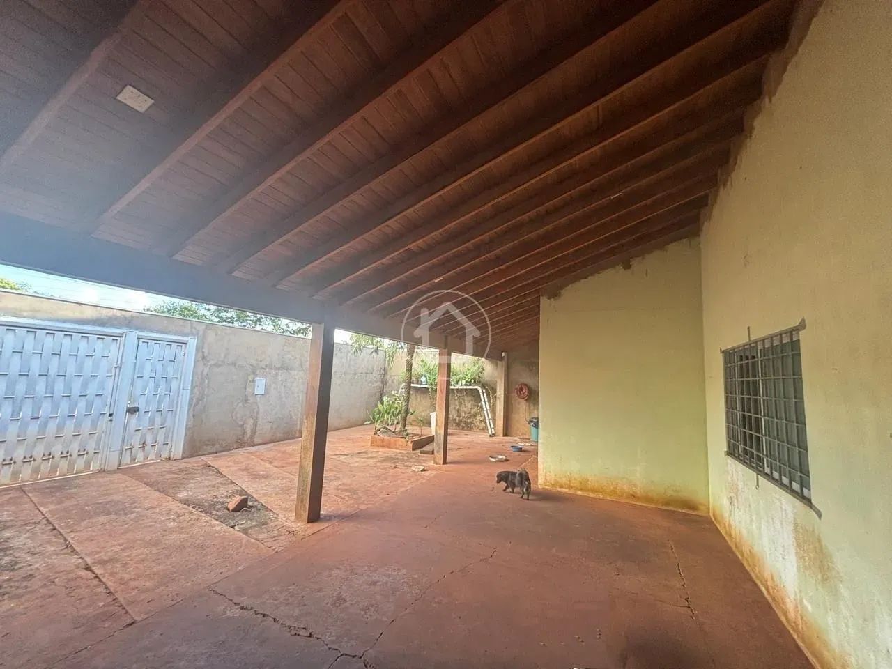CASA COM 03 QUARTOS E AMPLO QUINTAL - Foto 4