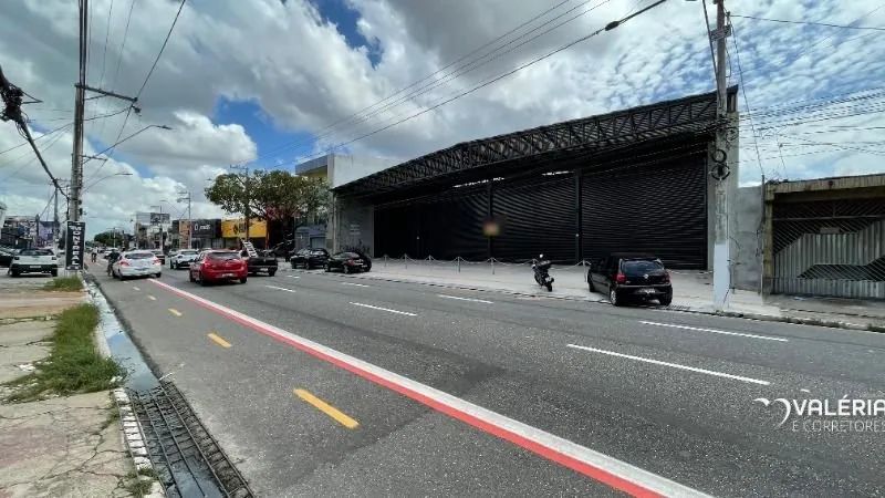 AMPLO GALPÃO COM 1.650M², 10 VAGAS!