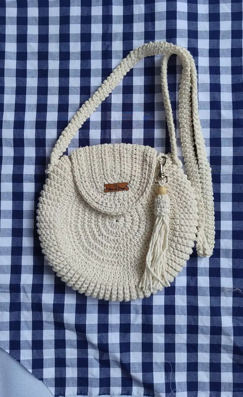 Bolsas de crochê medindo aproximadamente 20cm de diâmetro.