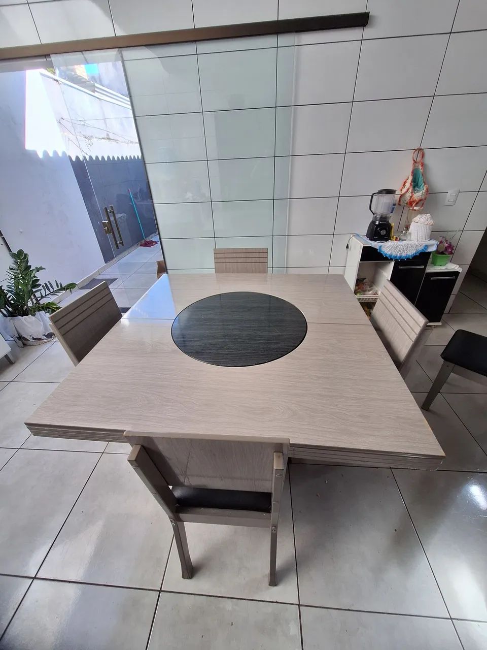 Mesa quadrada com tampo giratório 
