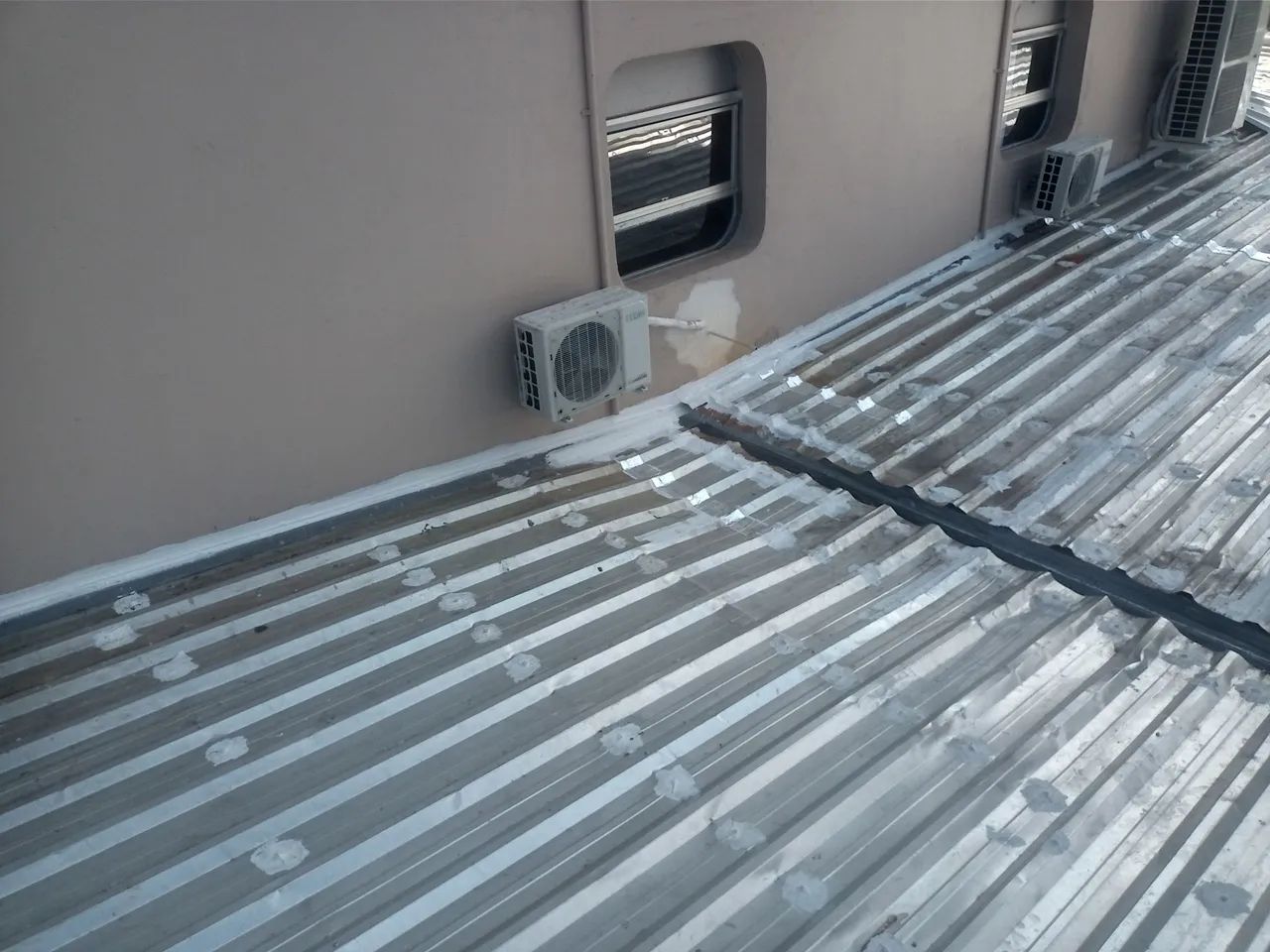 Manutenção e impermeabilização de calhas , rufos e telhado. - Foto 3